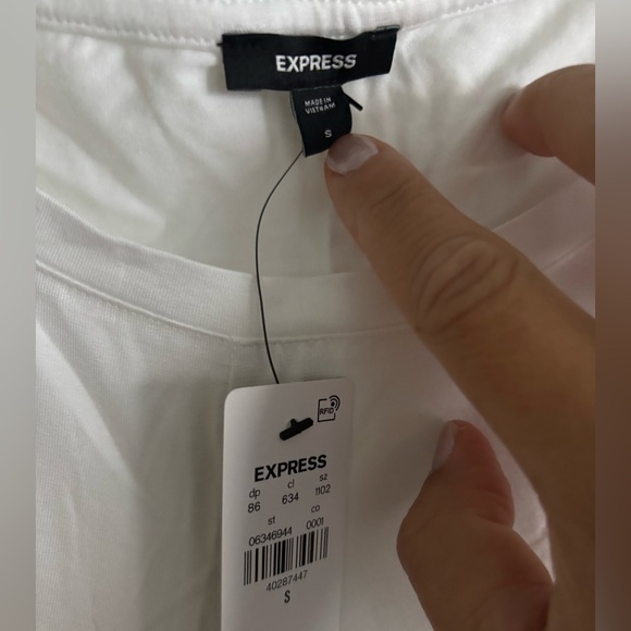 EXPRESS Front Twist Knot Hem T-Shirt Top Womens Size Small White Rayon Blend NWT - Picture 4 of 5